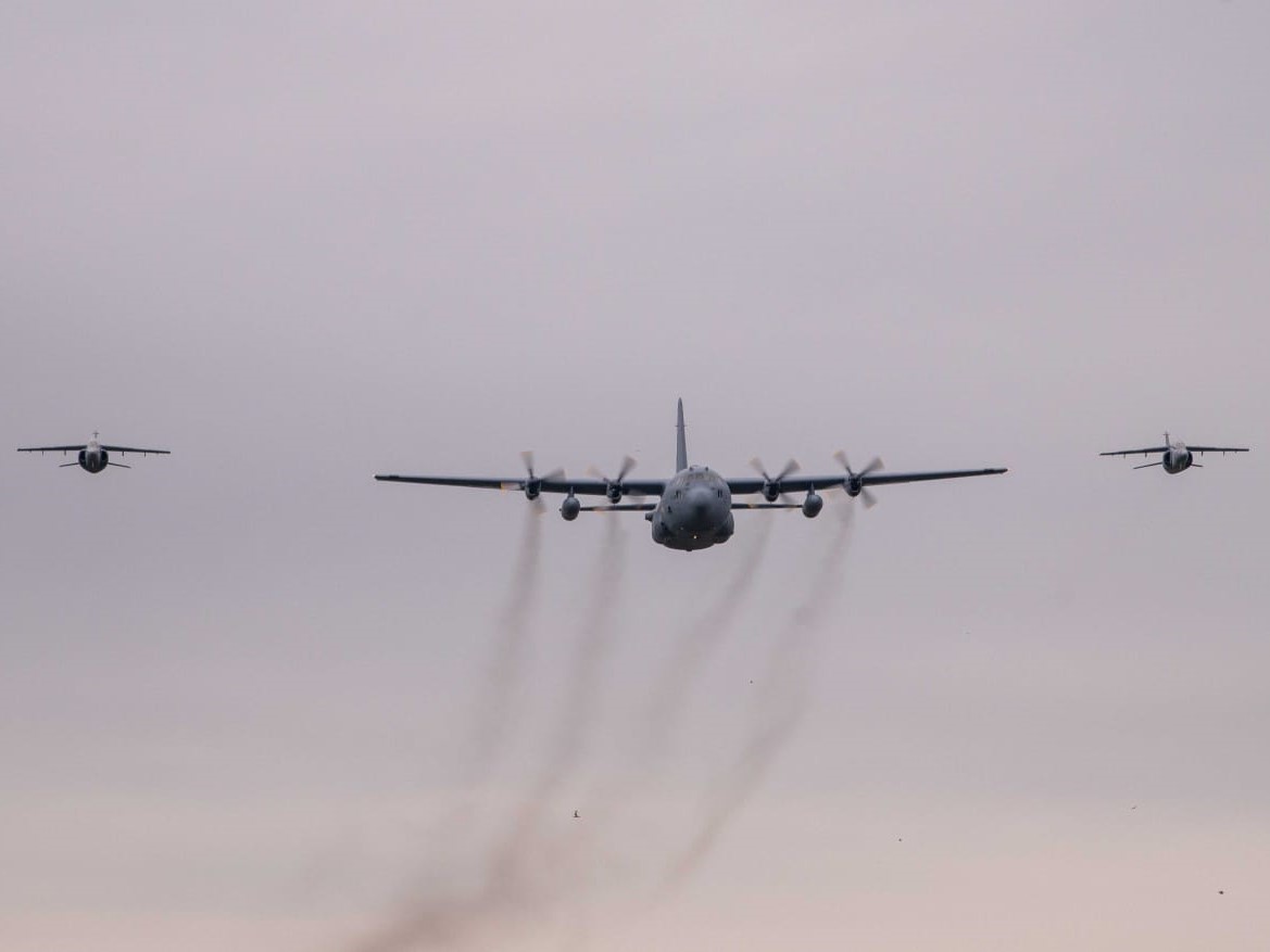 El nuevo C-130 Hércules escoltado por dos IA-63 Pampa. 
Fuente: Ministerio de Defensa