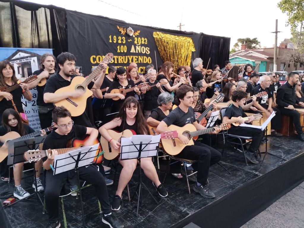 La Escuela 23 cumplió 100 años y lo celebró con fiesta multitudinaria sobre la calle Los Andes, a metros de Caseros, en Haedo. 