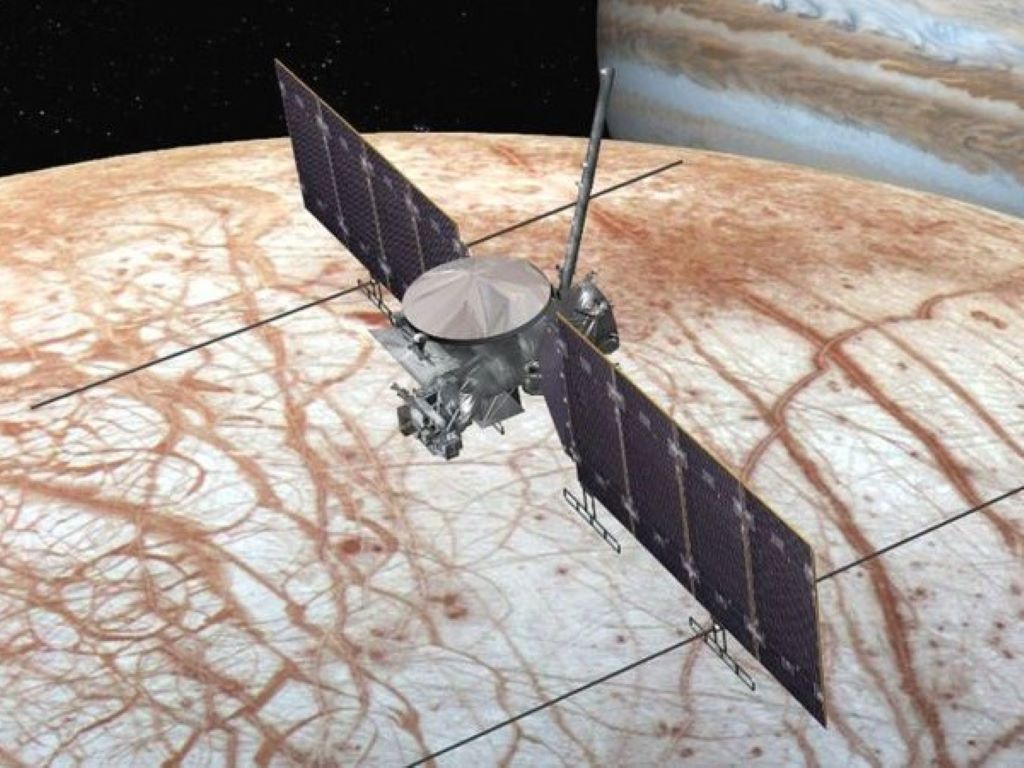 Creación artística de la Europa Clipper en vuelo sobre la luna de Júpiter. Fuente: NASA.