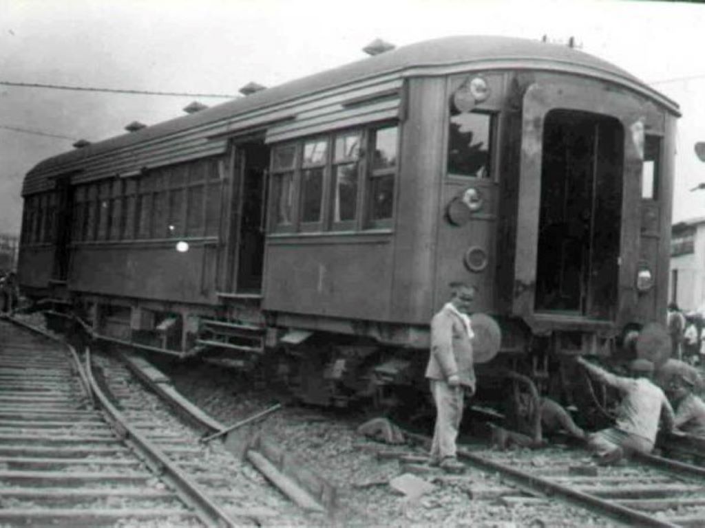 Coche de pasajeros Metropolitan Cammell del Ferrocarril Oeste, descacarrilado en Liniers. Fuente AGN.  